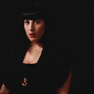 Η Ερατώ Κουλουμπή έγινε σχεδιάστρια κοσμημάτων για να ταξιδεύει