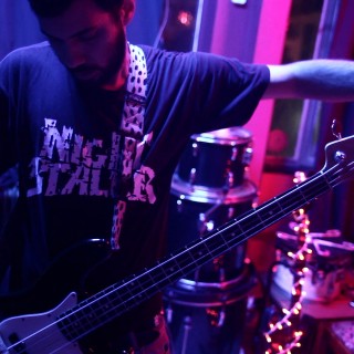 Το αθηναϊκό underground μεγαλουργεί στον έκτο όροφο μιας πολυκατοικίας. Στον Πειραιά.