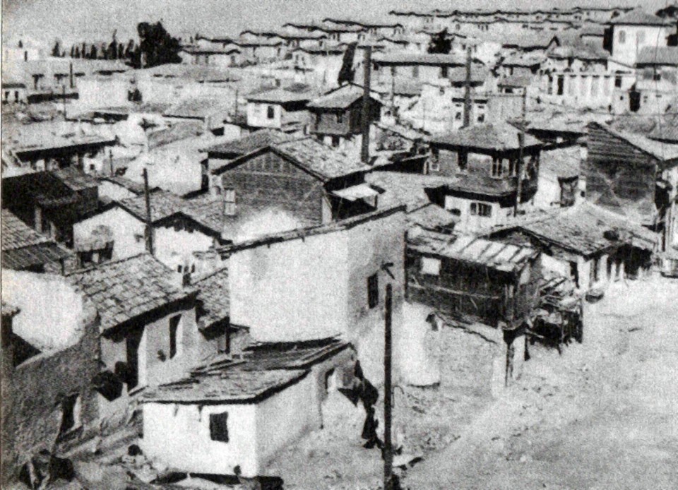 Οι πρώτοι προσφυγικοί οικισμοί σχηματήστικαν από σπίτια φτιαγμένα πρόχειρα χωρίς σχέδιο και χωρίς υποδομές (περιγραφή Μαρία Βαμβακοπούλου, «Αιγάλεω- Οι δρόμοι της Προσφυγιάς»)