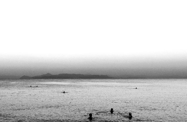 Βουτιές στη χειμωνιάτικη Αθήνα