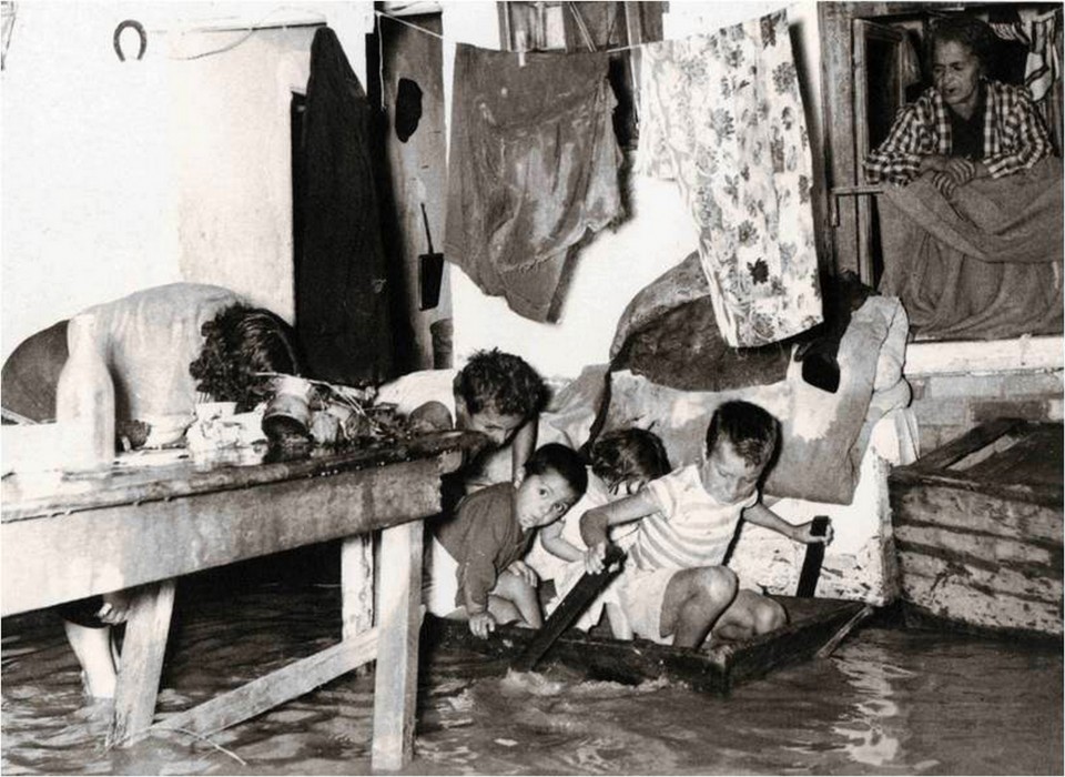 Όταν έβρεχε τα σπιτάκια πλημμύριζαν (εικόνα Ν.Ε. Τόλη Εξάντας 1998, περιγραφή Μαρία Βαμβακοπούλου, «Αιγάλεω- Οι δρόμοι της Προσφυγιάς»)