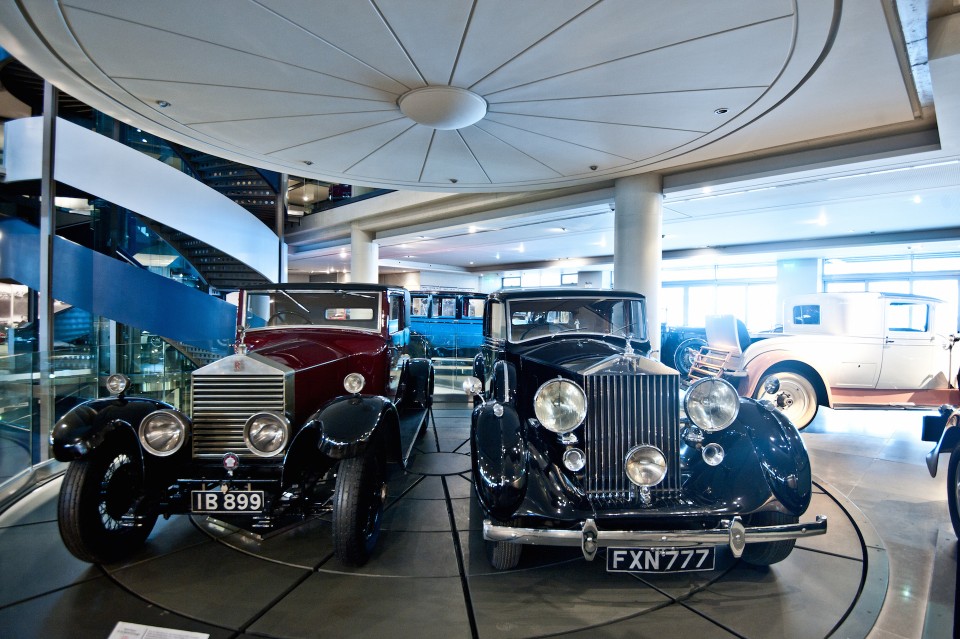 Οι Rolls Royce του τίτλου από το 1926 και το 1939 αντίστοιχα.