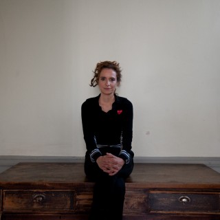 Λέξεις, υγρές καρτποστάλ, «αχ» και θαύματα με την Εύα Μανιδάκη