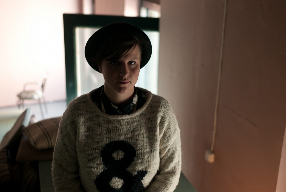 Η Charlotte Lewis, από τα ιδρυτικά μέλη της θεατρικής ομάδας Cake Tree Theatre Company 