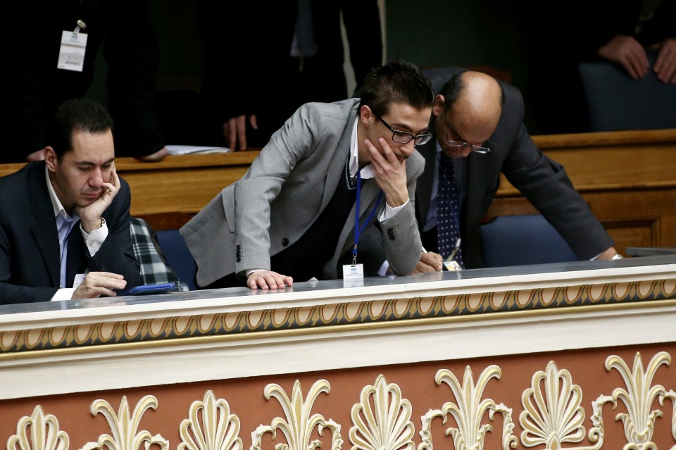 Ο συντάκτης της Popaganda, Θοδωρής Χονδρόγιαννος στο θεωρείο της Βουλής. 