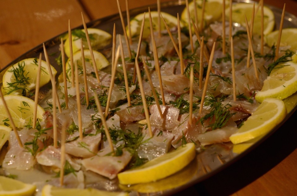 Το «greek sushi» by τσιπούρα, ψημένο και σερβιρισμένο σύμφωνα με παραδοσιακή μεσολογγίτικη συνταγή