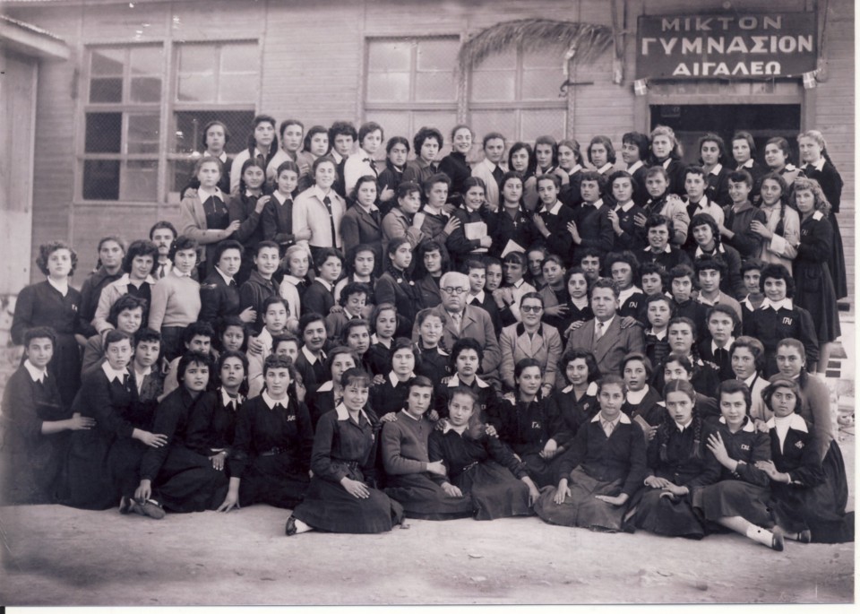 Νεοεισαχθείσες μαθήτριες στην Γ’ Γυμνασίου το σχολικό έτος 1955-56. Στην Παράγκα της Οδού Μοσχονησίων (Φωτογραφία Καίτη Καμενίδου.)