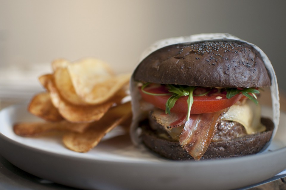 Το Black Beef Burger, burger με χαρουπόψωμο και black angus beef