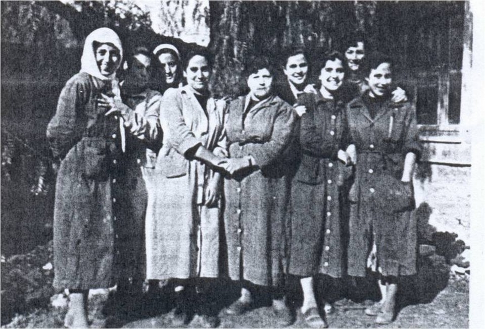 Eργάτριες του Μπαρουτάδικου (περιγραφή Μαρία Βαμβακοπούλου, «Αιγάλεω- Οι δρόμοι της Προσφυγιάς»)