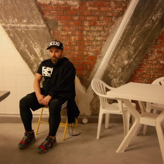 Uberness: To εστιατόριο του Βασίλη Καλλίδη αναβιώνει τις καλτ βραδιές στο παράλληλο σύμπαν της Λαχαναγοράς