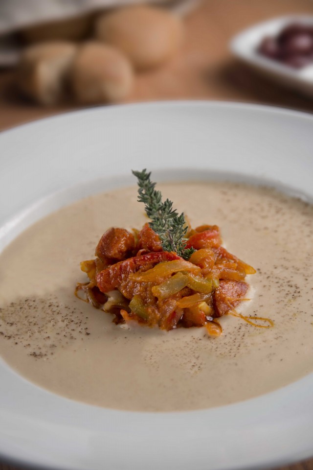 Σούπα βελουτέ από φασόλια & σπετσοφάι με πηλιορείτικο λουκάνικο