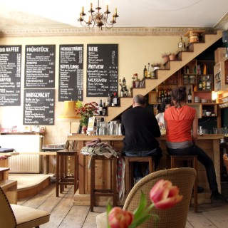 Δύο Έλληνες στο Βερολίνο άνοιξαν ένα μπαρ που είναι κάτι σαν «Δημόσιο με φιλότιμο»