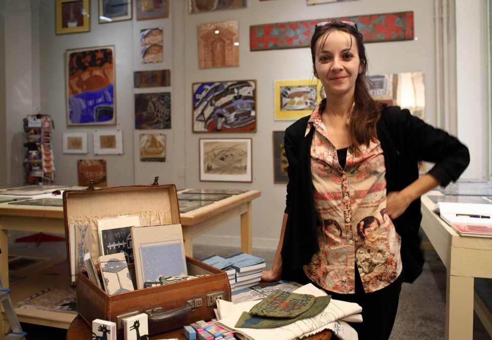 Η Χριστίνα Σαπουνά με την πραμάτεια της.