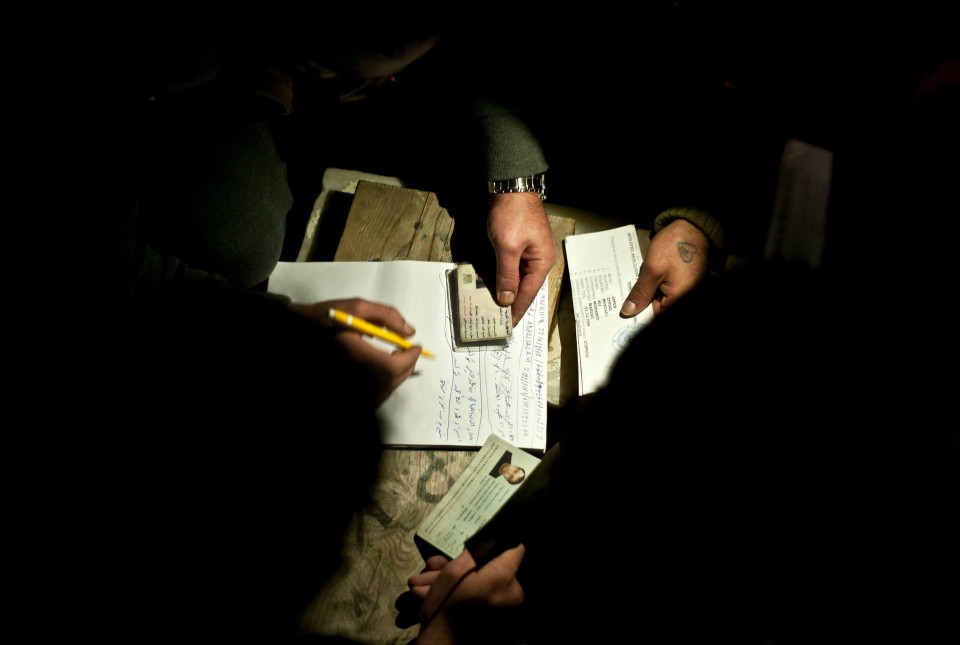 Σύριοι πρόσφυγες διαμορφώνουν την νεα ολοκληρωμένη λίστα με τα 602 ονόματα που θα πάρουν άσυλο και ταξιδιωτικά έγγραφα.