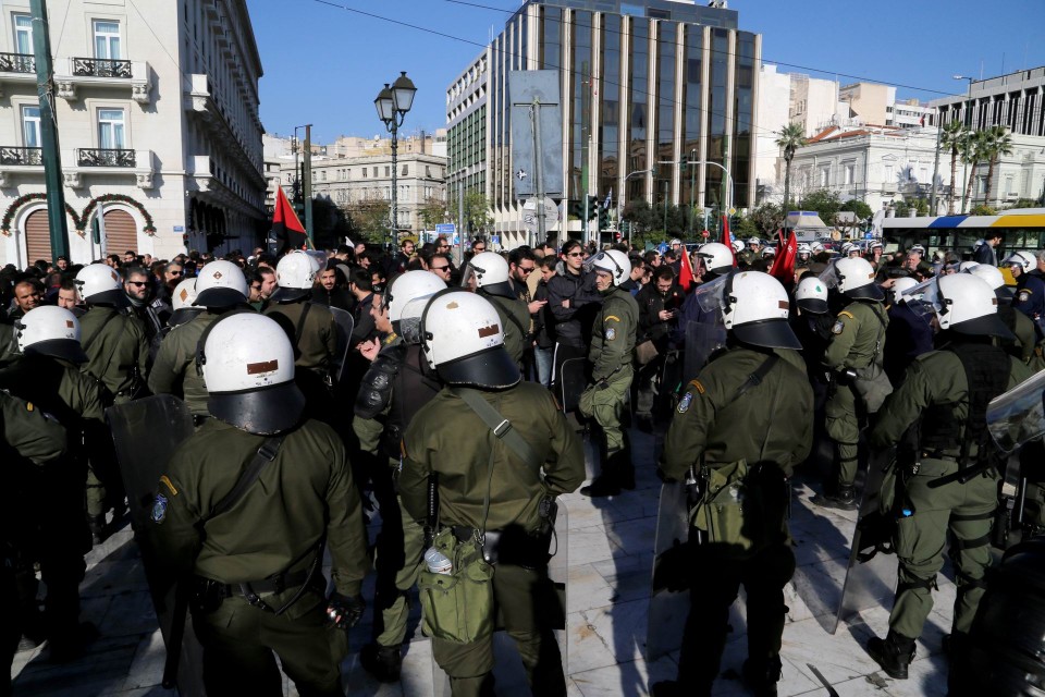     Κυριακή πρωΐ, επέμβαση της αστυνομίας έπειτα απο προσπάθεια δυο προσφύγων να κρεμαστούν απο κολώνα της πλατείας.