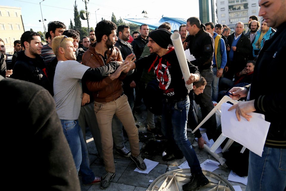 Μετά την αποχώρηση της αστυνομίας νεαροί Σύροι διαπληκτίστικαν λόγω λαθών στην λίστα με τα ονόματα που θα πάρουν άσυλο και ταξιδιωτικά έγγραφα.