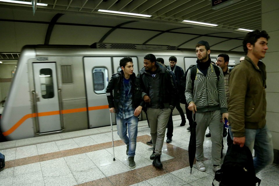 Κυριακή απόγευμα, παρέα νεαρών προσφύγων μετακινούνται απο το Σύνταγμα προς τα ξενοδοχεία.