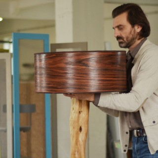 Τα «πρωτόγονα» ξύλινα φωτιστικά του Νίκου Τιλκερίδη