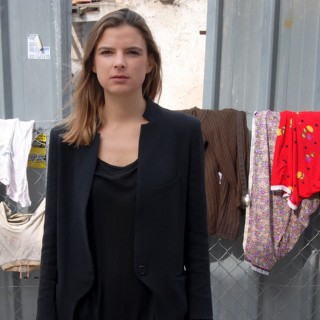 Η Clo’e Floirat «κρύβει» το γυμνό σώμα, με σκοπό να το «φανερώσει»