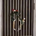 Πάτρα: Αφήνουν λουλούδια και κεριά στην πόρτα του σπιτιού των τριών κοριτσιών [ΒΙΝΤΕΟ]