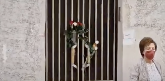 Πάτρα: Αφήνουν λουλούδια και κεριά στην πόρτα του σπιτιού των τριών κοριτσιών [ΒΙΝΤΕΟ]