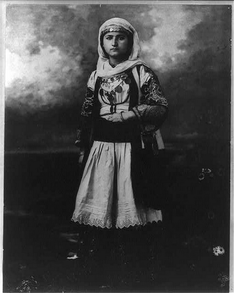 Ελληνίδα με παραδοσιακή φορεσιά, το 1920 (courtesy of Frank and Frances Carpenter Collection)