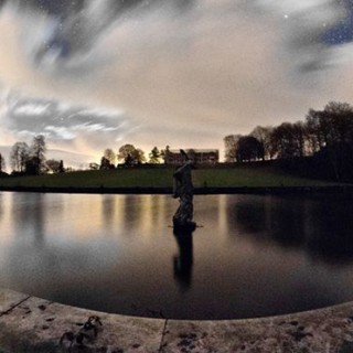 Κάτω από την επιφάνεια μιας λίμνης, υπάρχει μία αιθουσα χορού.