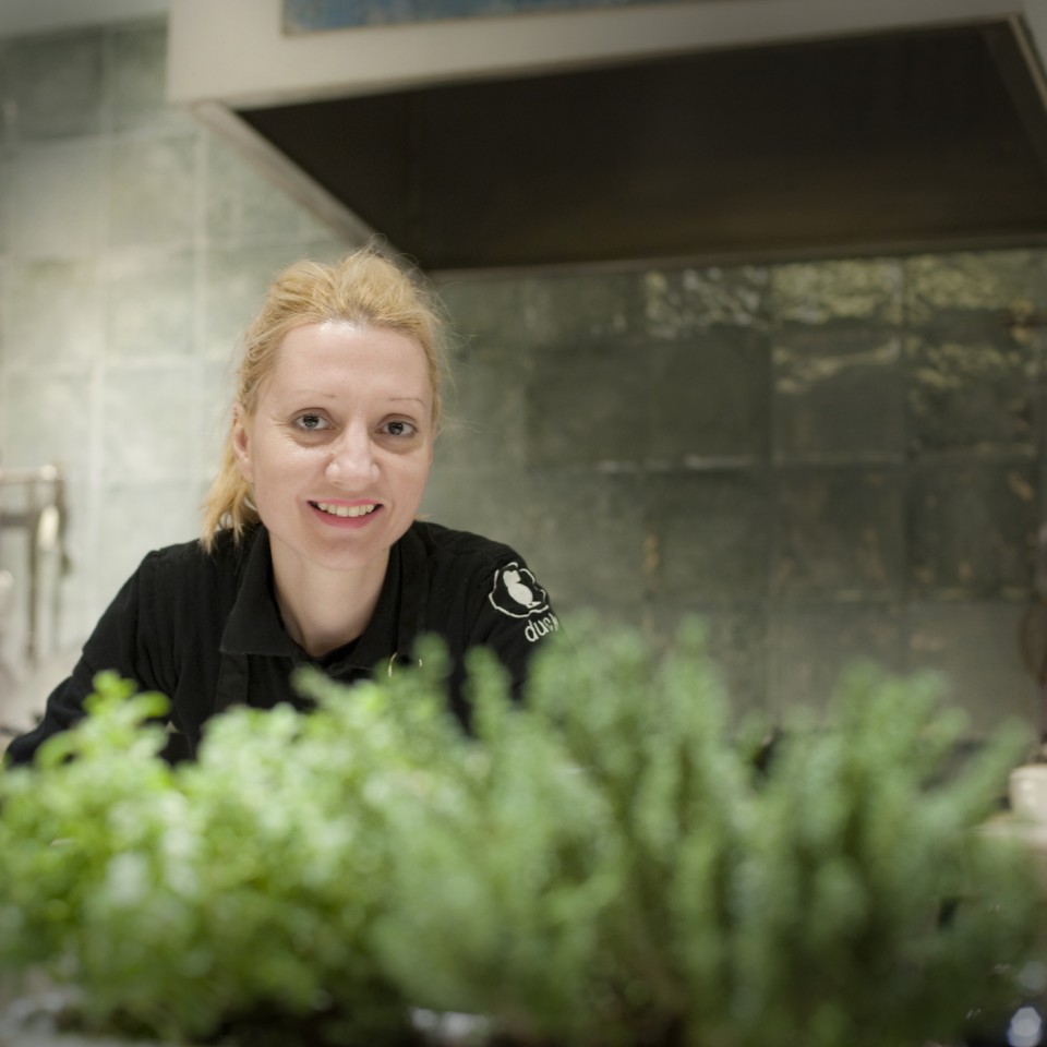Η ιδιοκτήτρια- σεφ, Ιωάννα Θεοδωρακάκη, επί το έργον στην ανοιχτή κουζίνα της