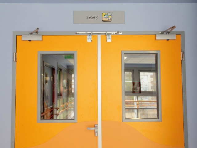 Πίσω από αυτή την πόρτα θα βρεις παιδιά να μαθαίνουν γράμματα στα σχολεία του νοσοκομείου Παίδων «Αγ. Σοφία»