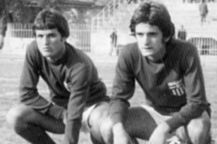 Οι δυο Δημήτρηδες, Κουκουλίτσιος και Μουσιάρης, μέλη του Κλαμπ του Παραδείσου της ΑΕΛ.Έχασαν τη ζωή τους το 1979 οδηγώντας από τη Λάρισα στην Αθήνα. Θα ταξίδευαν με την Εθνική Ελπίδων στην Οδησσό.