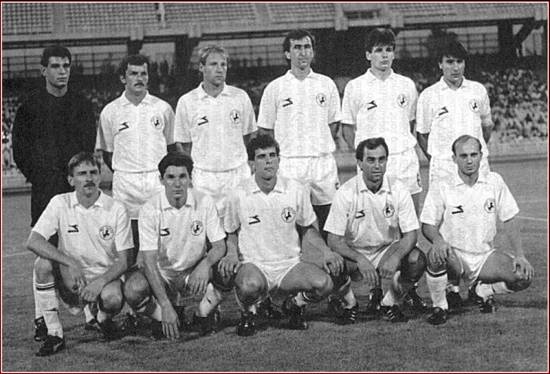 Τελευταίος κάτω δεξιά, ο Γιώργος Τσιμπίνης, πλάι στον Γιάννη Βαλαώρα και κάτω από τον Βασίλη Καραπιάλη, τους δύο μεγαλύτερους ίσως παίκτες στην ιστορία της ΑΕΛ, σε αγώνα στο ΟΑΚΑ το 1990.