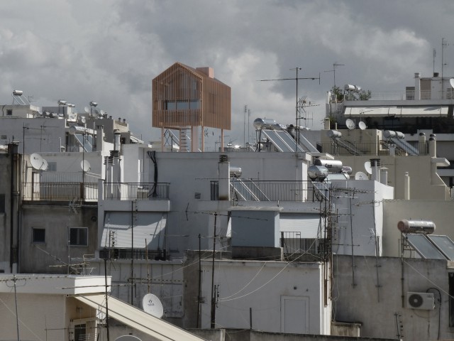 Τι δουλειά έχει μια ξύλινη καλύβα στις ταράτσες των Αθηναϊκών πολυκατοικιών;