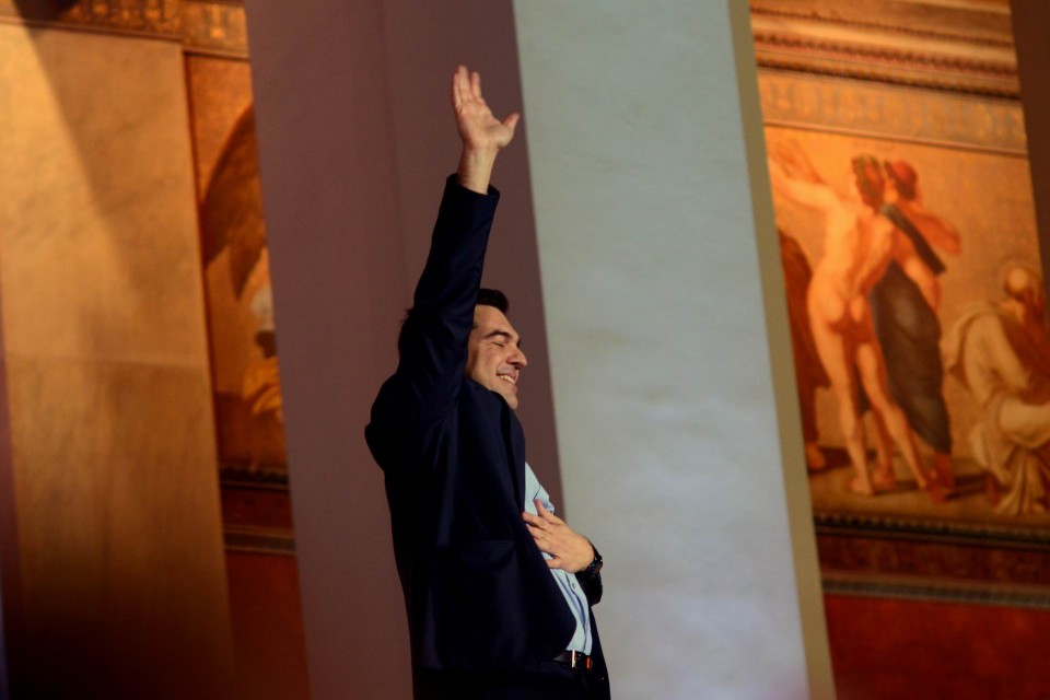 Ο Αλέξης Τσίπρας επισκέπτεται, μετά τα πρώτα αποτελέσματα των εκλογών, την πλατεία Κλαυθμώνος και τα Προπύλαια. Ο κόσμος πανηγυρίζει για τον καινούριο, αριστερό πρωθυπουργό, Αθήνα, Ιανουάριος 2015. φώτο: Άγγελος Χριστοφιλόπουλος