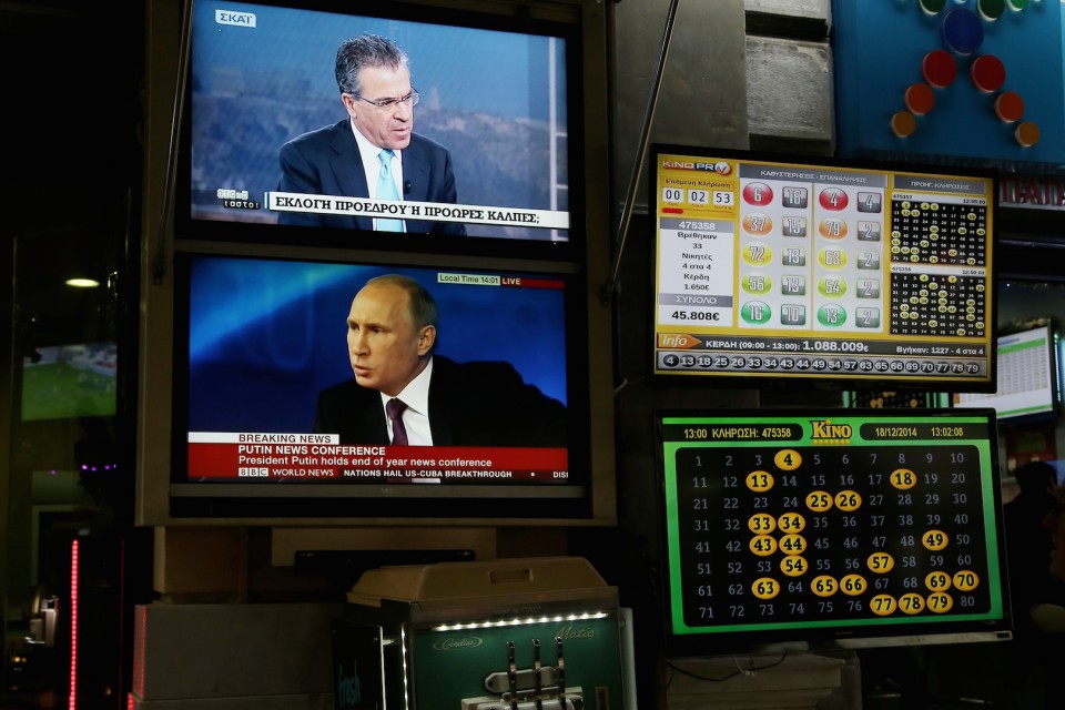 ΧΡΙΣΤΟΥΓΕΝΝΑ ΑΘΗΝΑ ΚΕΝΤΡΟ ΣΚΗΝΗ ΔΡΟΜΟΥ Πούτιν οθόνη τηλεόραση πρακτορείο προπό οπαπ κίνο Αργύρης Ντινόπουλος