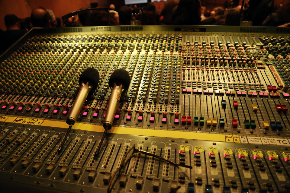 Τα μικρόφωνα περιμένουν τα αίματα ν' ανάψουν.