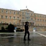 Αναθεωρεί την προοπτική της Ελλάδος από «σταθερή» σε «αρνητική» ο Fitch