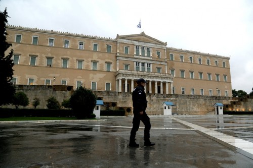 Αναθεωρεί την προοπτική της Ελλάδος από «σταθερή» σε «αρνητική» ο Fitch