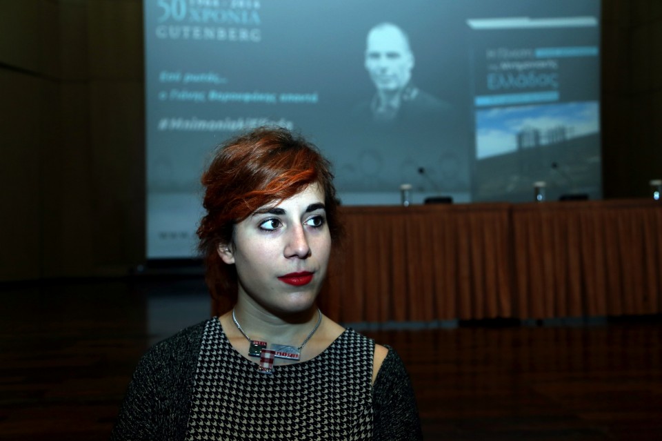 Η Ζωή Παρασίδη ποζάρει με τον Γιάνη Βαρουφάκη να στοιχειώνει τη σκέψη της.