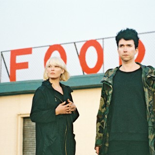 Ο υπέροχος, σκοτεινός κόσμος των λιγομίλητων Raveonettes