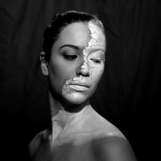 Η σκηνοθέτης και θεατροπαιδαγωγός Τζωρτζίνα Κακουδάκη και η ομάδα 4Frontal παίζουν την Αντιγόνη μέσα στα σχολεία