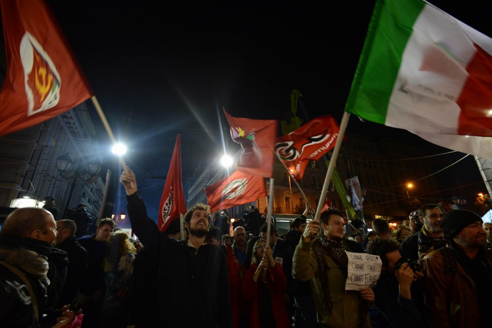 Πανηγυρισμοί των υποστηρικτών του ΣΥΡΙΖΑ στο εκλογικό κέντρο στην πλατεία Κλαυθμώνος. φωτό: Αγγελος Χριστοφιλόπουλος