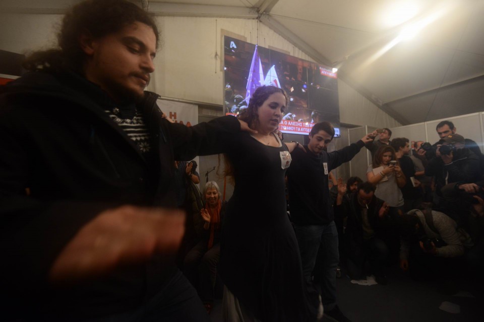 Ο Αλέξης Τσίπρας επισκέπτεται, μετά τα πρώτα αποτελέσματα των εκλογών, την πλατεία Κλαυθμώνος και τα Προπύλαια. Ο κόσμος πανηγυρίζει για τον καινούριο, αριστερό πρωθυπουργό, Αθήνα, Ιανουάριος 2015. φώτο: Άγγελος Χριστοφιλόπουλος