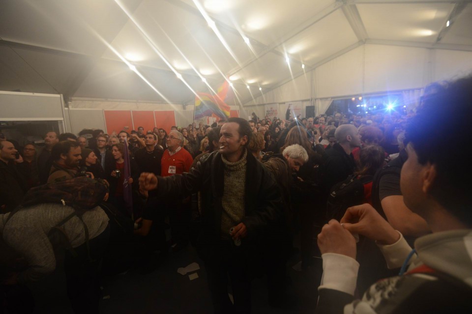 Ο Αλέξης Τσίπρας επισκέπτεται, μετά τα πρώτα αποτελέσματα των εκλογών, την πλατεία Κλαυθμώνος και τα Προπύλαια. Ο κόσμος πανηγυρίζει για τον καινούριο, αριστερό πρωθυπουργό, Αθήνα, Ιανουάριος 2015. φώτο: Άγγελος Χριστοφιλόπουλος