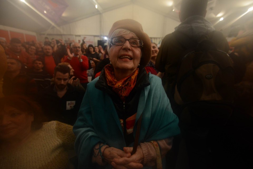 Ο Αλέξης Τσίπρας επισκέπτεται, μετά τα πρώτα αποτελέσματα των εκλογών, την πλατεία Κλαυθμώνος και τα Προπύλαια. Ο κόσμος πανηγυρίζει για τον καινούριο, αριστερό πρωθυπουργό, Αθήνα, Ιανουάριος 2015. φώτο: Άγγελος Χριστοφιλόπουλος