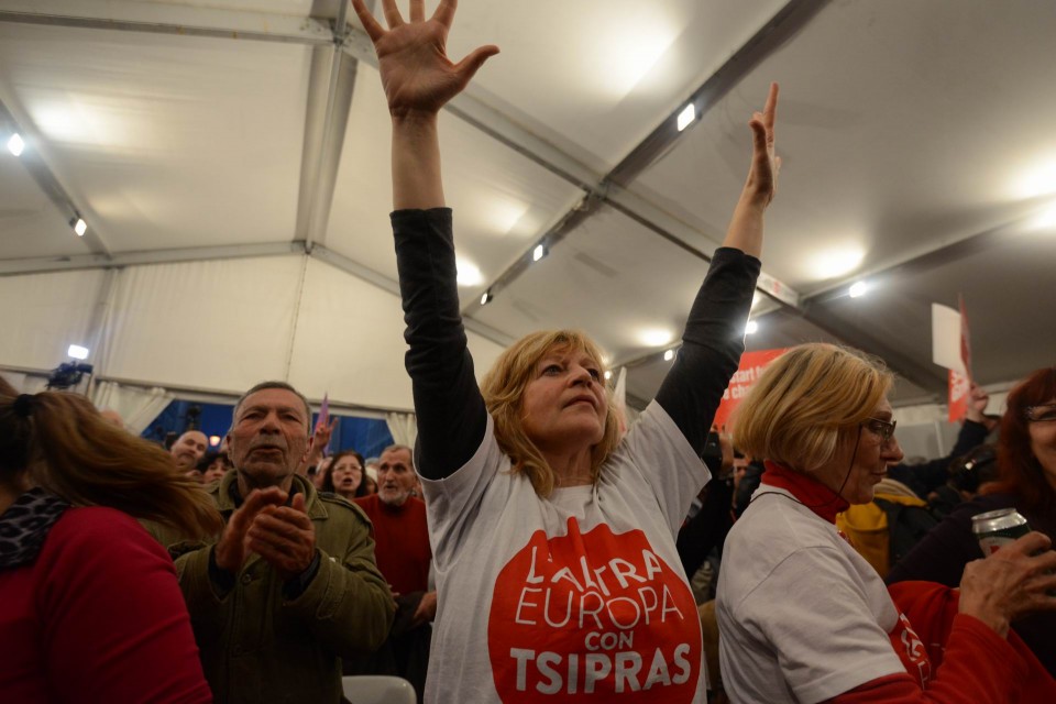 Ο Αλέξης Τσίπρας επισκέπτεται, μετά τα πρώτα αποτελέσματα των εκλογών, την πλατεία Κλαυθμώνος και τα Προπύλαια. Ο κόσμος πανηγυρίζει για τον καινούριο, αριστερό πρωθυπουργό, Αθήνα, Ιανουάριος 2015. φώτο: Άγγελος Χριστοφιλόπουλος