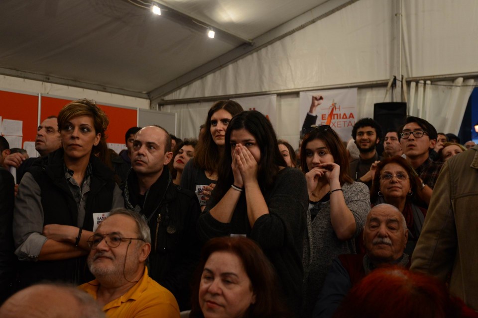 Ο Αλέξης Τσίπρας επισκέπτεται, μετά τα πρώτα αποτελέσματα των εκλογών, την πλατεία Κλαυθμώνος και τα Προπύλαια. Ο κόσμος πανηγυρίζει για τον καινούριο, αριστερό πρωθυπουργό, Αθήνα, Ιανουάριος 2015. φώτο: Άγγελος Χριστοφιλόπουλος