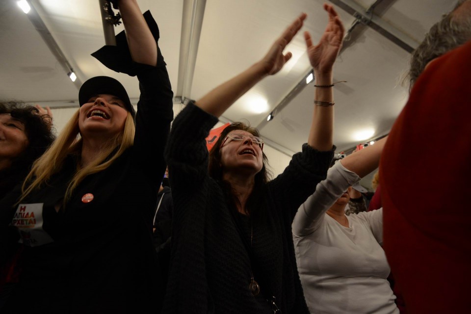 Ο Αλέξης Τσίπρας επισκέπτεται, μετά τα πρώτα αποτελέσματα των εκλογών, την πλατεία Κλαυθμώνος και τα Προπύλαια. Ο κόσμος πανηγυρίζει για τον καινούριο, αριστερό πρωθυπουργό, Αθήνα, Ιανουάριος 2015. φώτο: Άγγελος Χριστοφιλόπουλος