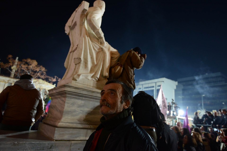 Ο Αλέξης Τσίπρας επισκέπτεται, μετά τα πρώτα αποτελέσματα των εκλογών, την πλατεία Κλαυθμώνος και τα Προπύλαια. Ο κόσμος πανηγυρίζει για τον καινούριο, αριστερό πρωθυπουργό, Αθήνα, Ιανουάριος 2015. φώτο: Άγγελος Χριστοφιλόπουλος