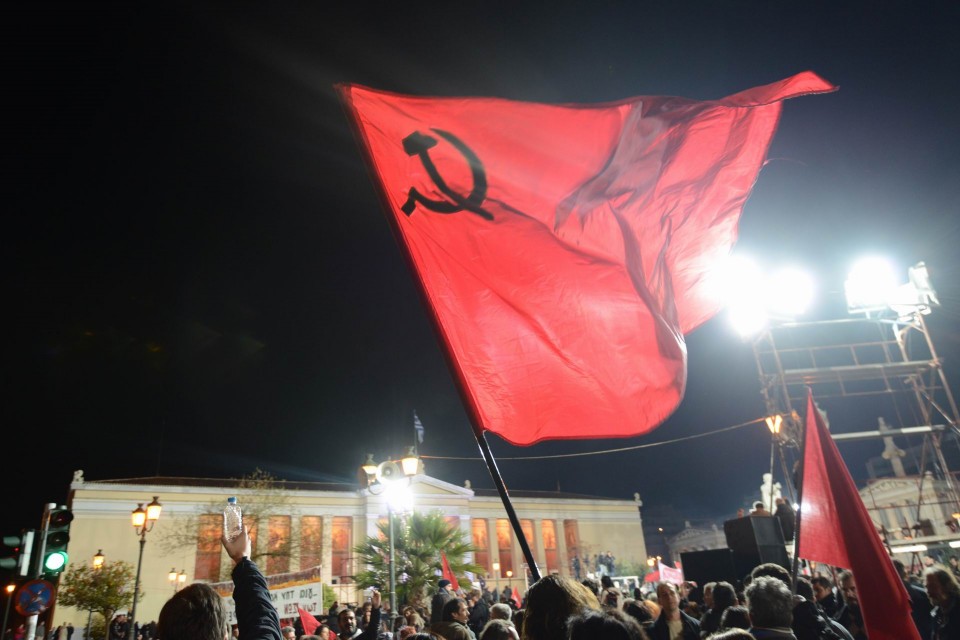 Ο Αλέξης Τσίπρας επισκέπτεται, μετά τα πρώτα αποτελέσματα των εκλογών, την πλατεία Κλαυθμώνος και τα Προπύλαια. Ο κόσμος πανηγυρίζει για τον καινούριο, αριστερό πρωθυπουργό, Αθήνα, Ιανουάριος 2015. φώτο: Άγγελος Χριστοφιλόπουλος