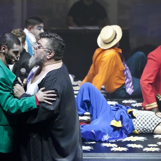 Το Μπεεε είναι η μουσικοχορευτική επανάσταση του Σταμάτη Κραουνάκη